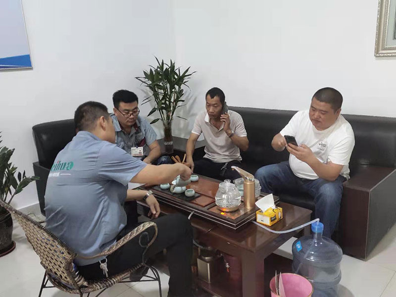 驗(yàn)收消防箱成型機(jī)設(shè)備