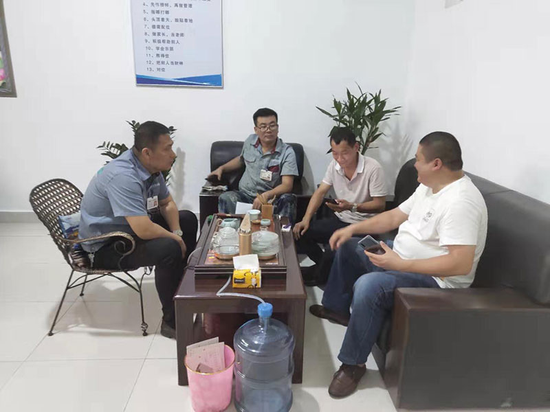 菏澤客戶來公司驗(yàn)收消防箱成型機(jī)設(shè)備