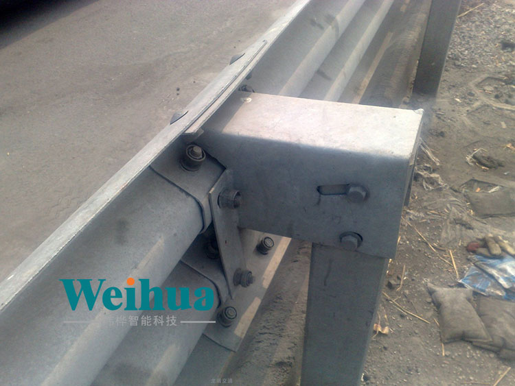 ?護欄板立柱分類以及公路護攔板立柱沖孔成型設備的特點