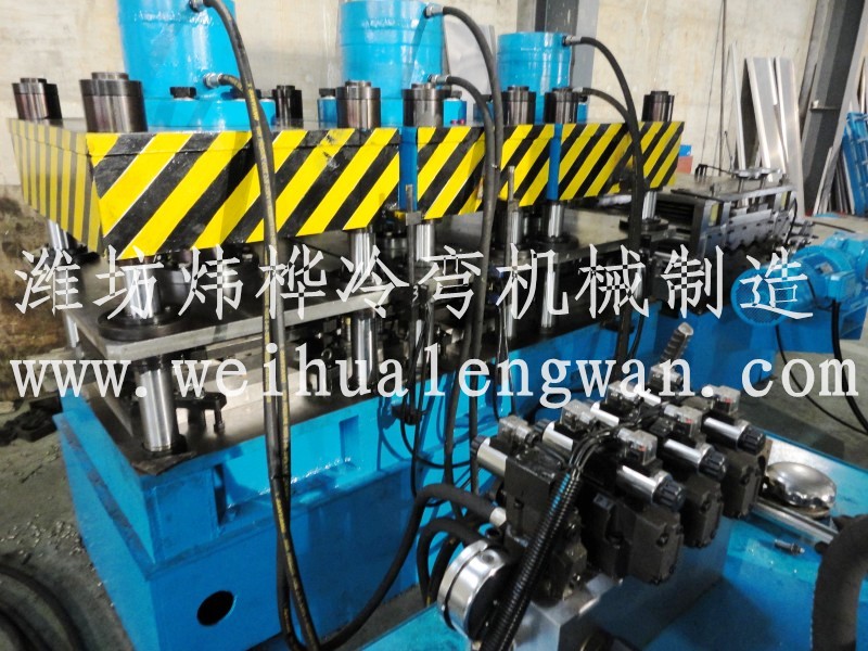 護欄板成型機的特點及護欄板作用